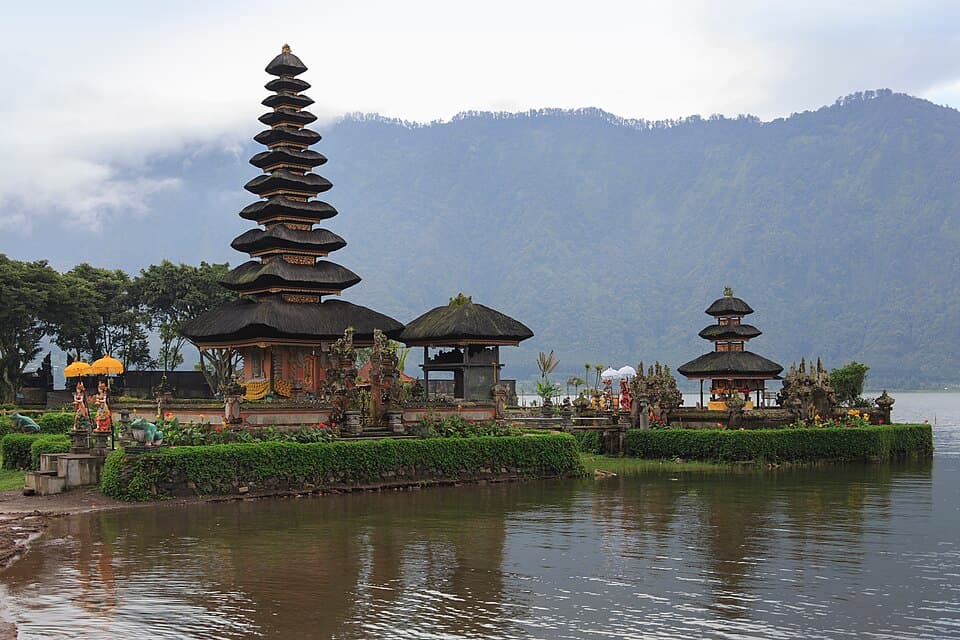 Bratan, Bali, Indonesia: Pura Ulun Danu Bratan, a balinese hindu temple. This temple view is also adorning the 50.000 Rupiah bill.
