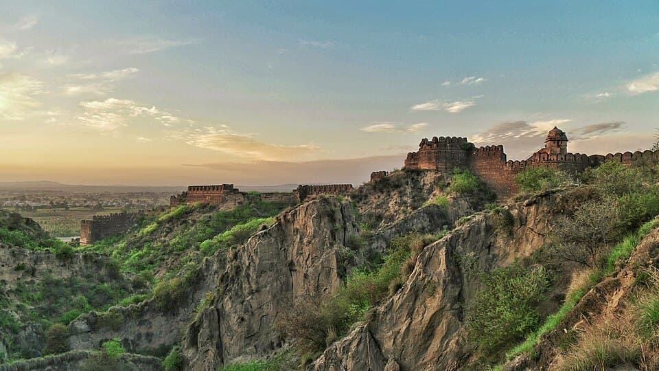 Rohtas Fort, is a historical garrison fort located near the city of Jhelum in Punjab, Pakistan. It was built under Afghan king Sher Shah Suri, to subdue the…